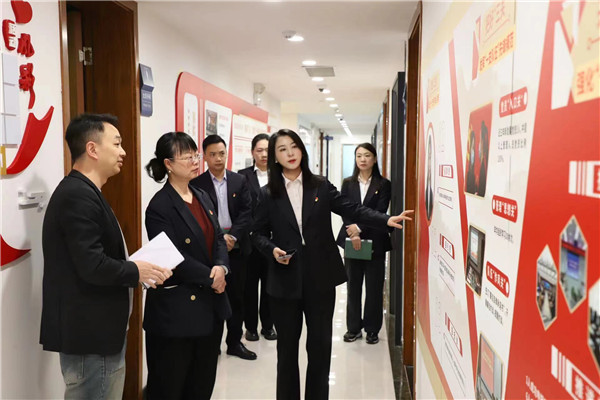 2023-11-27   貴陽產(chǎn)控集團黨委委員、副總經(jīng)理劉志宏到貴州環(huán)交所調(diào)研并座談2.jpg