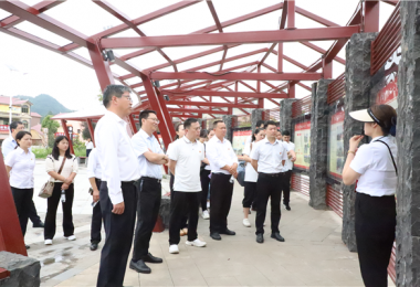 聯(lián)合黨建聚人心 創(chuàng)新舉措話發(fā)展——貴州陽光產(chǎn)權(quán)交易所第一黨支部、安順市公共資源交易中心黨支部與黃桶街道后寨村黨支部聯(lián)合開展主題黨日活動(dòng)