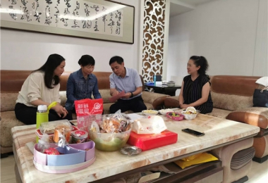 深化家企“廉”動(dòng)  弘揚(yáng)廉潔清風(fēng)——貴州陽(yáng)光產(chǎn)權(quán)交易所黨委節(jié)前開(kāi)展廉政家訪