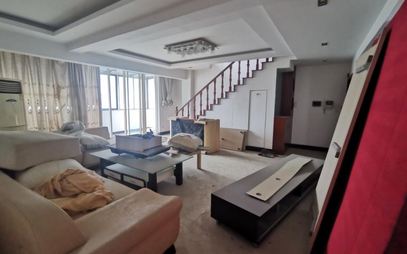 貴陽(yáng)市寶山北路185號(hào)經(jīng)典時(shí)代花園廣場(chǎng)兩處住宅轉(zhuǎn)讓